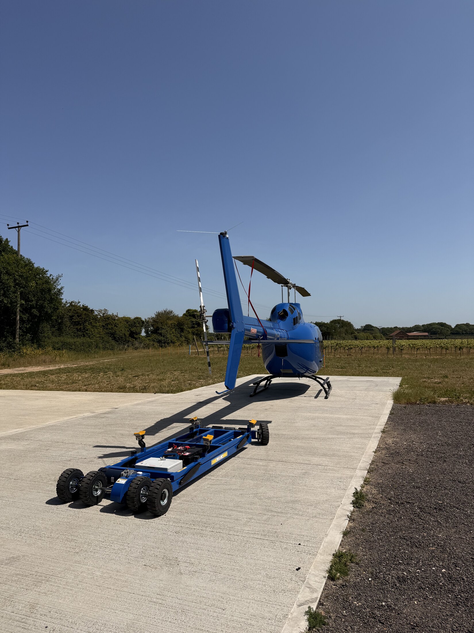 Cloud Lift helimover positioned beside the blue Bell 505 G-LILO